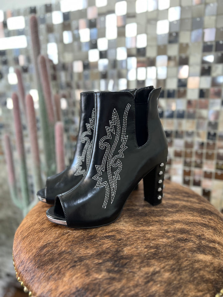 Stitch Pumps-Tuxedo