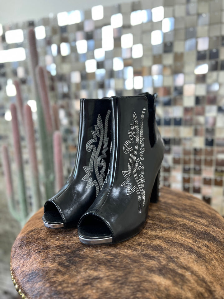 Stitch Pumps-Tuxedo