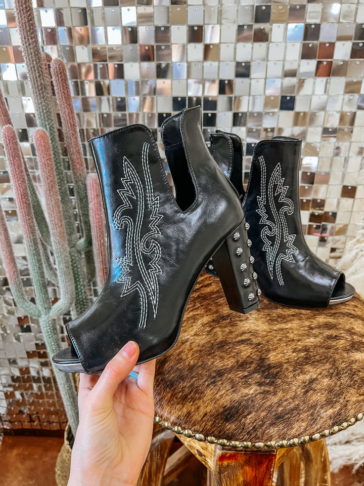 Stitch Pumps-Tuxedo