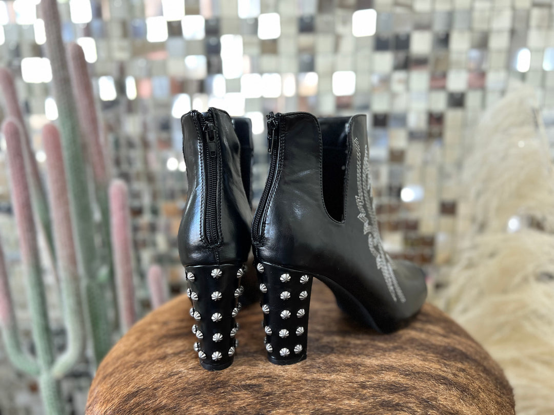 Stitch Pumps-Tuxedo